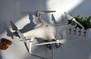 白色无人机停于户外场景