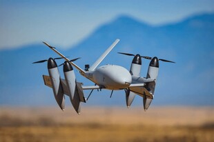 空中飞行的多旋翼无人机