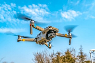 空中飞行的专业无人机