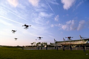 天空中飞行的无人机编队