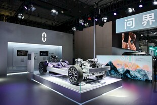 展台上的酷炫赛车展示