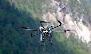 空中飞行的多旋翼无人机