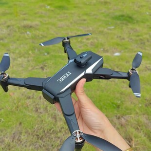 手持无人机展示于绿草地