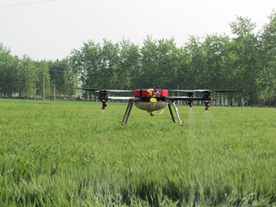 田野上的农用无人机作业