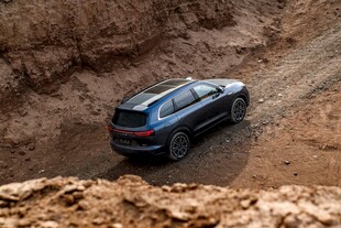 越野汽车驰骋于泥土地