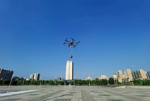 广场上的无人机与纪念碑
