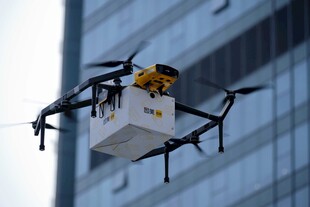 无人机送货飞行中