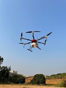 田野上空飞行的多旋翼无人机