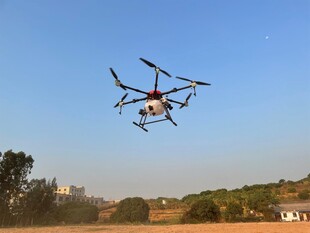 空中飞行的多旋翼无人机