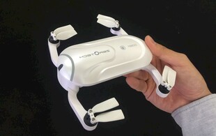 手持白色无人机配件