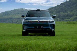 草地中的炫酷新能源汽车