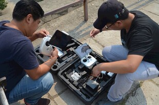 两人专注维修电子设备