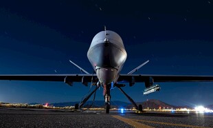 夜间停机坪上的大型无人机