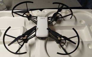 白色无人机置于泡沫包装中