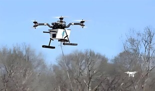 空中飞行的农用无人机