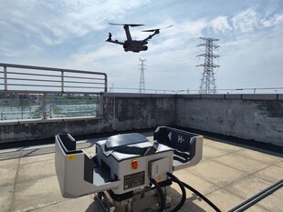 屋顶上的无人机与桌椅