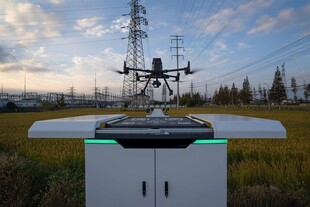 户外无人机置于白色设备上