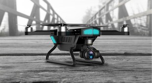 户外架桥场景中的无人机