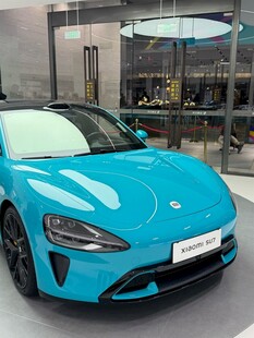 炫酷蓝色跑车外观展示