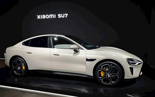 白色豪华轿跑展示