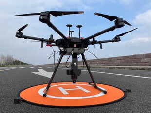公路上的黑色无人机起降点