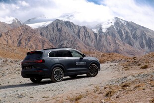 越野汽车驰骋于山地荒野