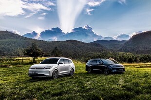 草原上的两辆炫酷汽车