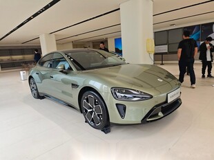 浅绿色酷炫轿车展示