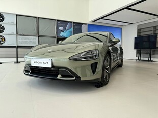 时尚炫酷的绿色跑车展示