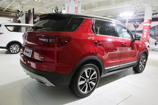 红色SUV展示于室内展厅