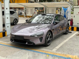 灰色轿车停在充电站