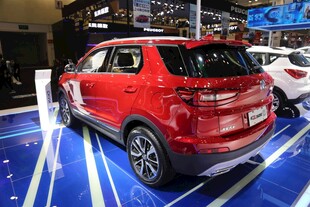 红色炫酷SUV车展展示