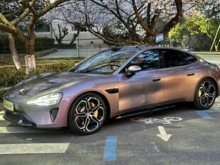 炫酷银紫跑车停于户外