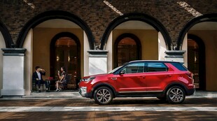 红色SUV停于古典建筑前