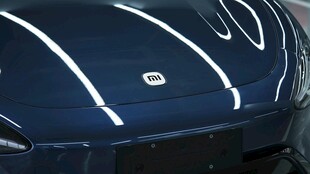 蓝色汽车前端特写