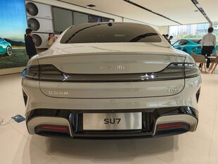 白色时尚轿车尾部特写