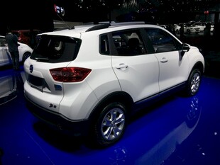 白色时尚款小型SUV展示