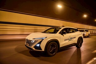 夜间行驶的时尚白色SUV