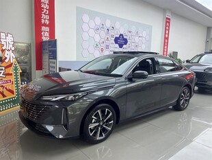 室内停放的时尚黑色轿车