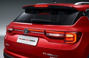 红色动感SUV汽车尾部特写