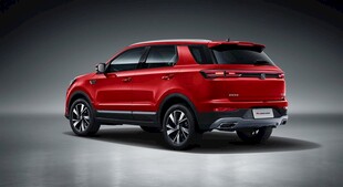 红色动感SUV汽车尾部特写