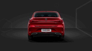 红色动感轿车尾部特写