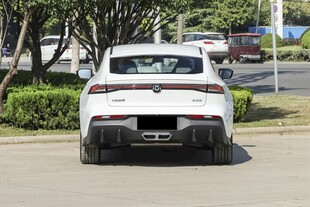白色轿车尾部外观展示