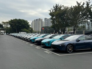 整齐排列的户外停车场车辆