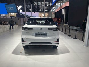 车展上的白色汽车尾部