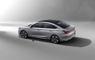 银色轿车展示图