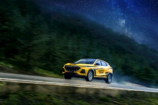 夜中疾驰的黄色炫酷SUV