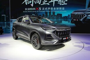 新款SUV汽车亮相展示