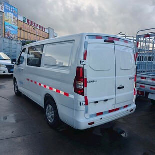 白色厢式货车停于户外