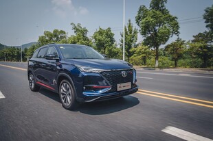 公路上行驶的深色SUV